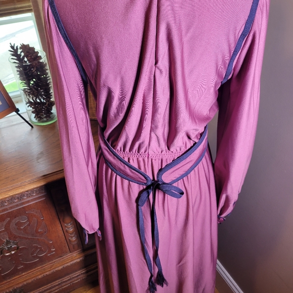 VINTAGE 70'S MIGNON MAUVE AND NAVY POET SLEEVE MIDI DRESS - Picture 3 of 9